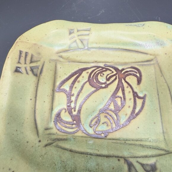 Vintage Hand Made Studio Art Pottery Dish Plate With Fish Pattern Green Signed - Picture 9 of 12